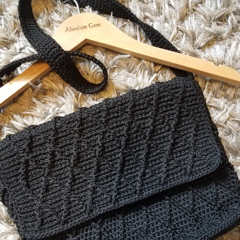 The Sak Large Black Woven boho Shoulder Bag Purse zipper closures